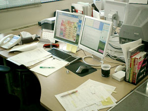 見習い新人も広い机とディスプレイを使っています