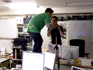 社内での写真撮影準備中