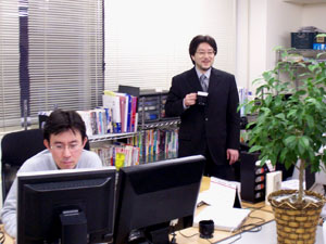 スタッフと楽しそうに？　談笑する代表石川