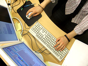 デスクまわりと作業の様子