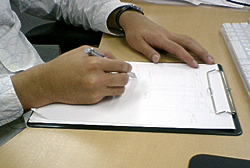 制作チームが手描きでデザイン中