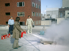 真剣に消火訓練中の様子