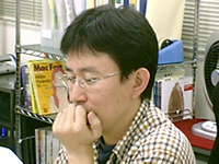 意外だとつぶやく受賞者の様子