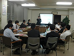 某社オフィスでの勉強会の様子