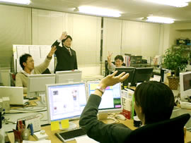 挙手する制作チーム一同