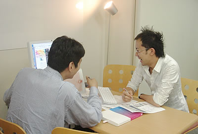 スタッフの意見を持ち寄ってより良いサイトにするためミーティングの一風景