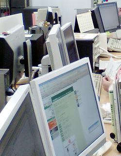 意図的に多様なモニタを使っています