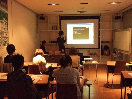 サイト構築についてスライドをしめし説明する木下