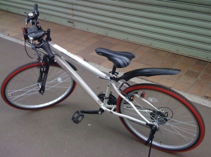 アイタスの業務用自転車『アメリカン・イーグル号』。白と赤のカラーリングがポイントのMTBタイプ自転車。