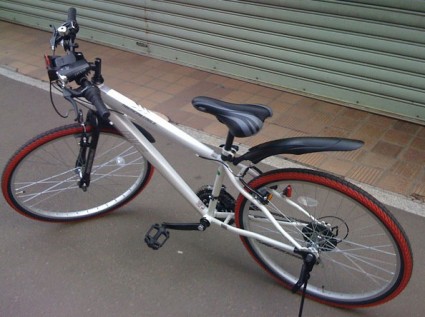 アイタスの業務用自転車『アメリカン・イーグル号』。白と赤のカラーリングがポイントのMTBタイプ自転車。