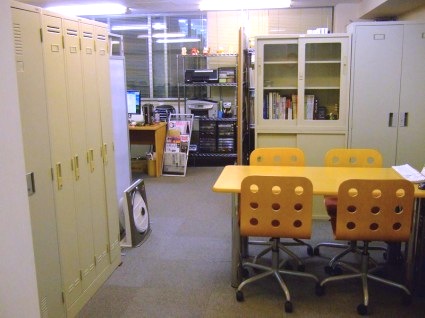 ▲学生時代の部室を連想させる隔離来客用テーブルスペース……。こりゃいかん