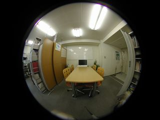 もっともひいた視点で撮影した映像。180度以上の広い視野はレンズに像を結べず、黒く縁取られる