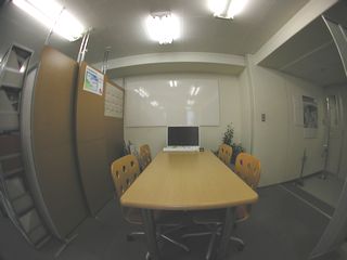 フィルム全体に像を結ぶには、ある程度ズームして撮影しなければならない