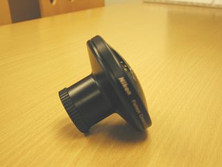 広い視野を撮影できるように、レンズがフードで覆われていない