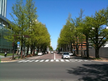 この先にアイタスがあります！