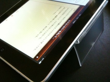 ipad_stand03 浅い傾斜時。本来の使いかたではないのでグラつくかなと思いきや、意外と安定。ソフトウェアキーボードをタイピングするくらいは無問題です