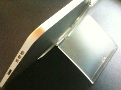きっつい傾斜時。ブックカバー型のケースでスタンド対応できるものとの差は、iPad本体をむき身でも使えることですかね