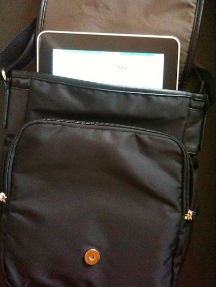 ipad_uniqlo_bag02 前述紹介先ではiPadとBluetoothキーボードが収納できてましたね