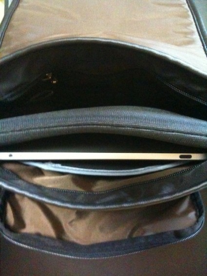 ipad_uniqlo_bag03 カバン開いてパッとiPad取り出せる感じ。キーボードやら他のものとの接触考えて、私はダイソーのB5収納ケースもかましてみました