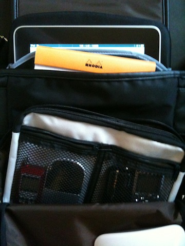 いい感じの収納力。外ポケット部にはぴったりサイズだったダイソー（ばんざい！）のメッシュケースをさらに入れて小物類を整理