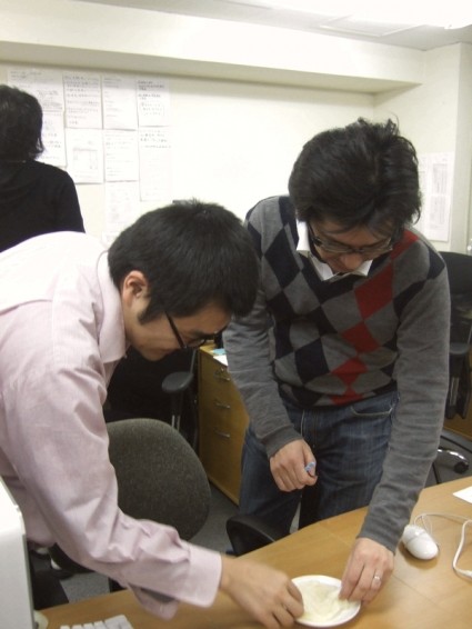 ▲いやいやいや、と言いながらも食べてくれるスタッフ