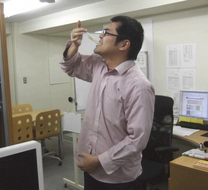 ▲熱い熱いっ、と悶絶しながらも食す新人？制作Tさん