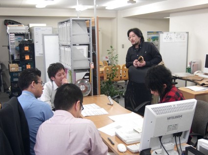 ▲途中、石川も参戦し真剣なディスカッショ…手に持っているのは…エアギター？